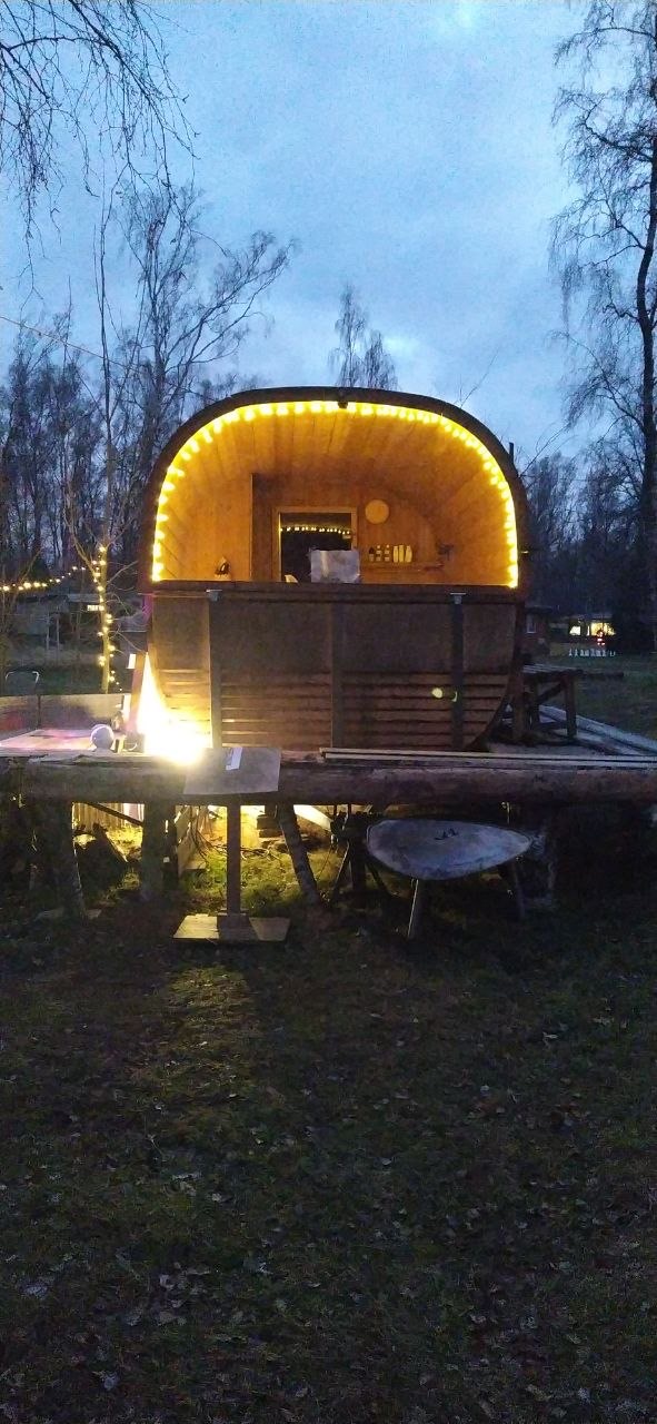 Panoramasauna Frontansicht bei Nacht