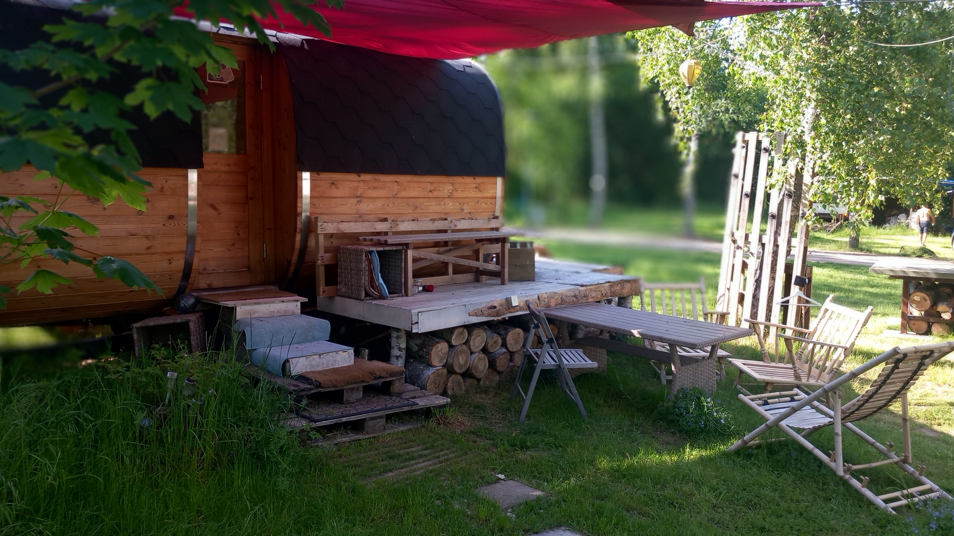 Panoramasauna mit Terrasse und Sonnensegel